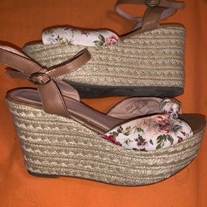 cute wedges with a floral decoration